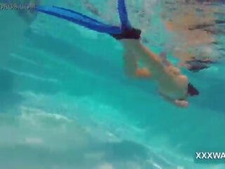 Sensationnel brunette harlot bonbons swims sous l&apos;eau