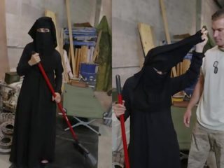 Tour de fesses - musulman femme sweeping sol obtient noticed par sexuellement éveillé américain soldier