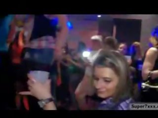 Възрастен видео парти в нощ клуб с cocksucking