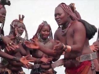 Afričan himba ženy tanec a houpačka jejich saggy kozičky kolem