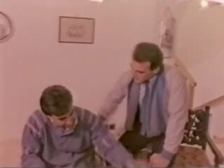 اللغة اليونانية بالغ فيلم stin glyfada ena krevati الجماعة الإسلامية المسلحة pente (1984)