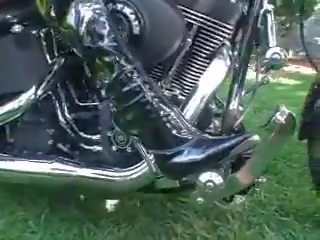 2 dekleta revving motorcycle v škornji, brezplačno xxx film ee