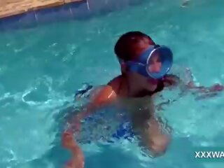 Sensational rjavolaska harlot candy swims pod vodo