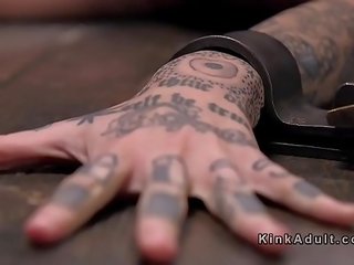 Tatuiruotėmis ir sumuštas sub bdsm torment