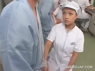 험악한 아시아의 간호사 마찰 그녀의 환자 굶주린 manhood